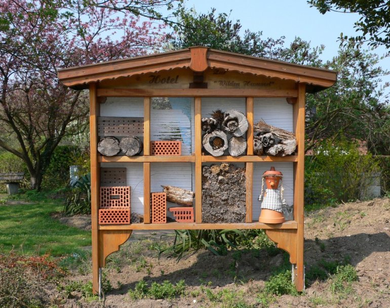 Großes Insektenhotel in der Kleingartenanlage.