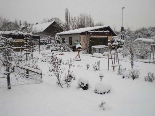 Winterzeit: Gartenlaube im Schnee