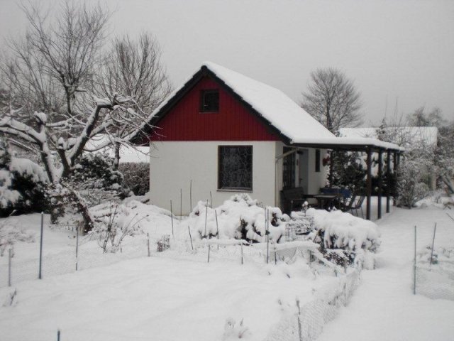 Winterzeit: Gartenlaube im Schnee