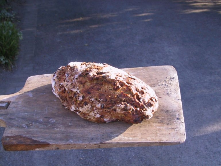 Frisches Brot aus dem Steinbackofen