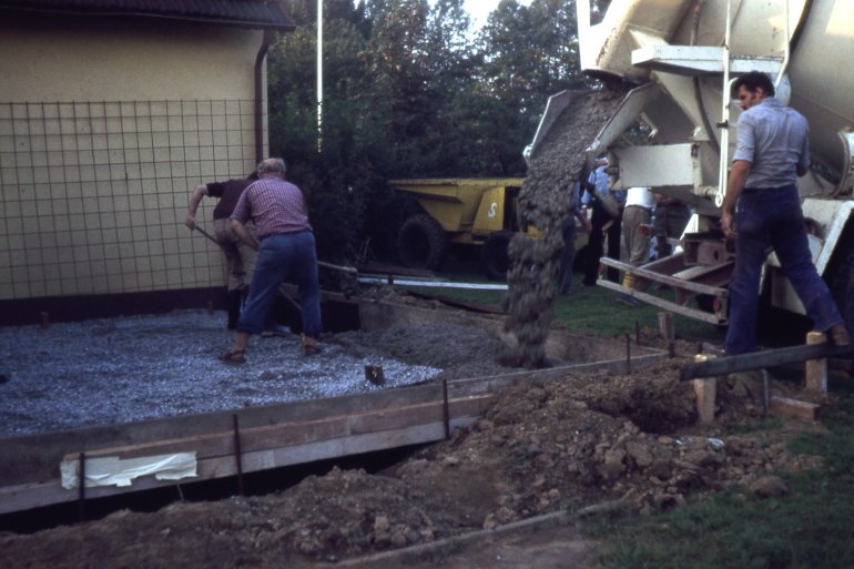 Betonierarbeiten am Erweiterungsbau des Vereinsheims