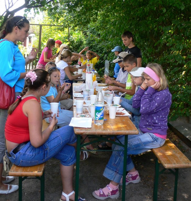 Die Tschernobyl-Kinder zu Besuch im Kleingarten
